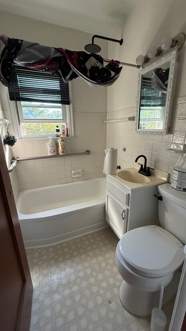 Building Photo - 3219 SW 8th Ave