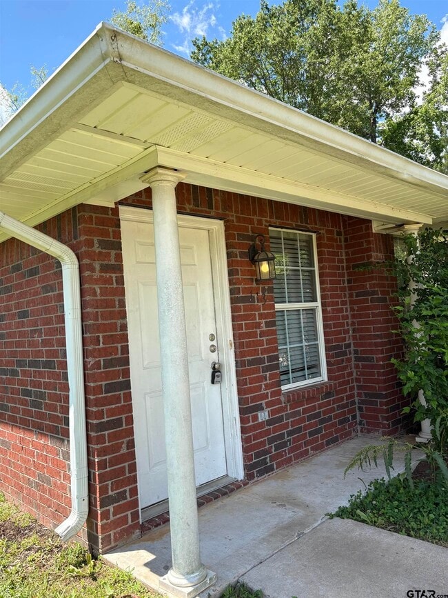 Building Photo - 113 Elm Creek Dr