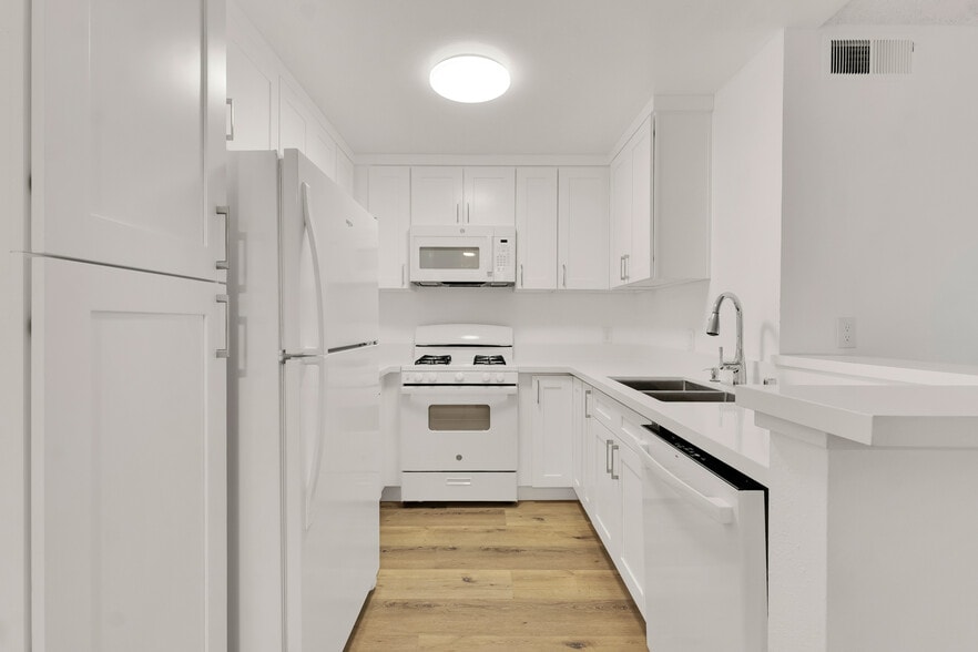 Kitchen - 22415 Del Valle St