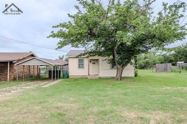 Primary Photo - 1508 N Victoria Ave