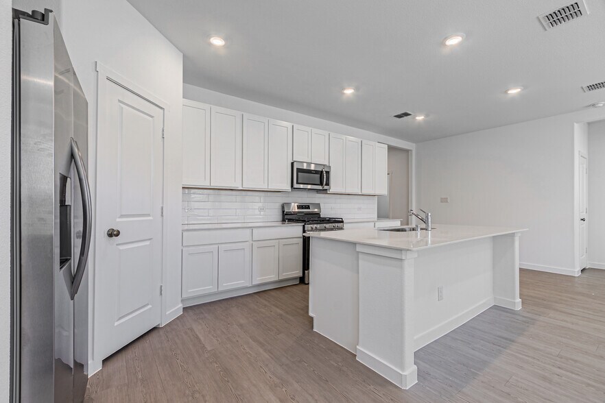 Building Photo - 10005 Warlander Dr