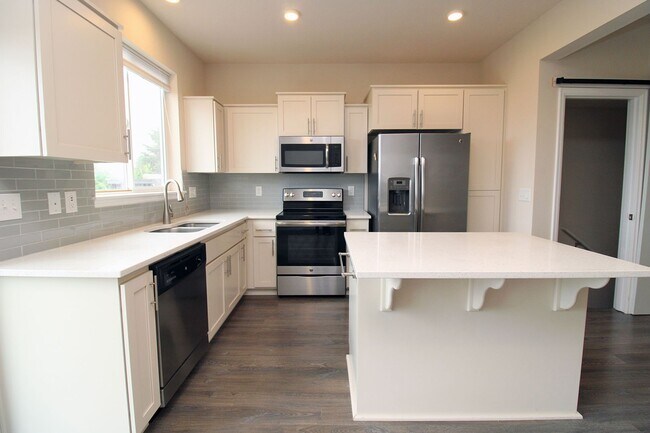 Building Photo - 3 Bedroom Luxury Townhouse in Beautiful Happy Valley