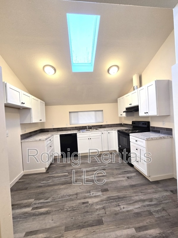 Building Photo - Cent- 1206 B Street