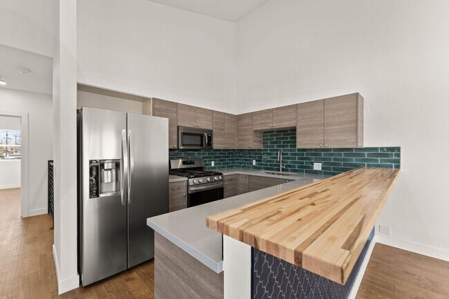 Building Photo - MidTown Gem - Fully Renovated W Large Rooms
