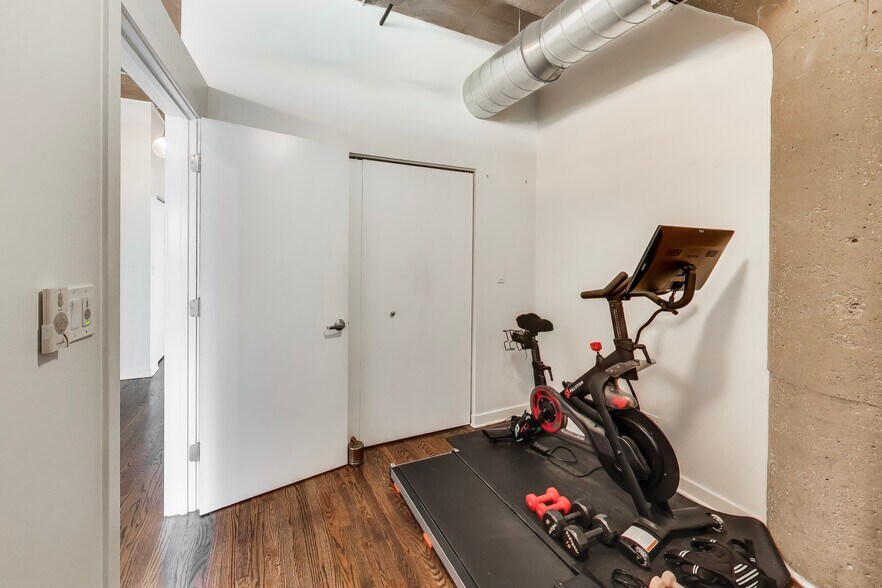 Building Photo - 1111 W 15th St