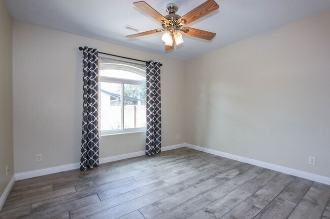 Building Photo - 3 Bedroom Home in Viewpoint East  Applicat...