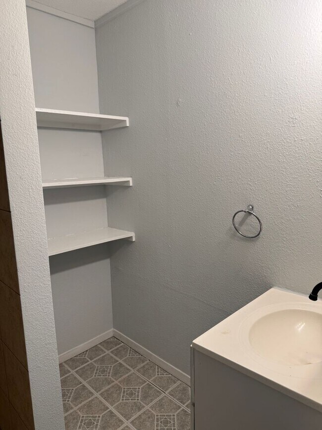 Building Photo - Cute 3/1 Home Available for Immediate Move...