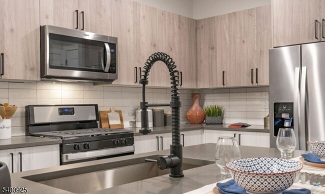 Building Photo - 100 Union St