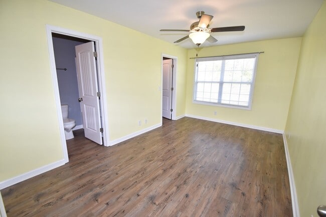 Building Photo - 2 bedroom Dog Friendly Condo For Rent Near...