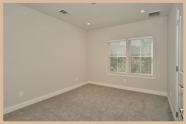 Building Photo - 215 Willow St