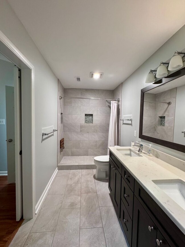 Building Photo - Desirable End Unit Townhome in Five Oaks!