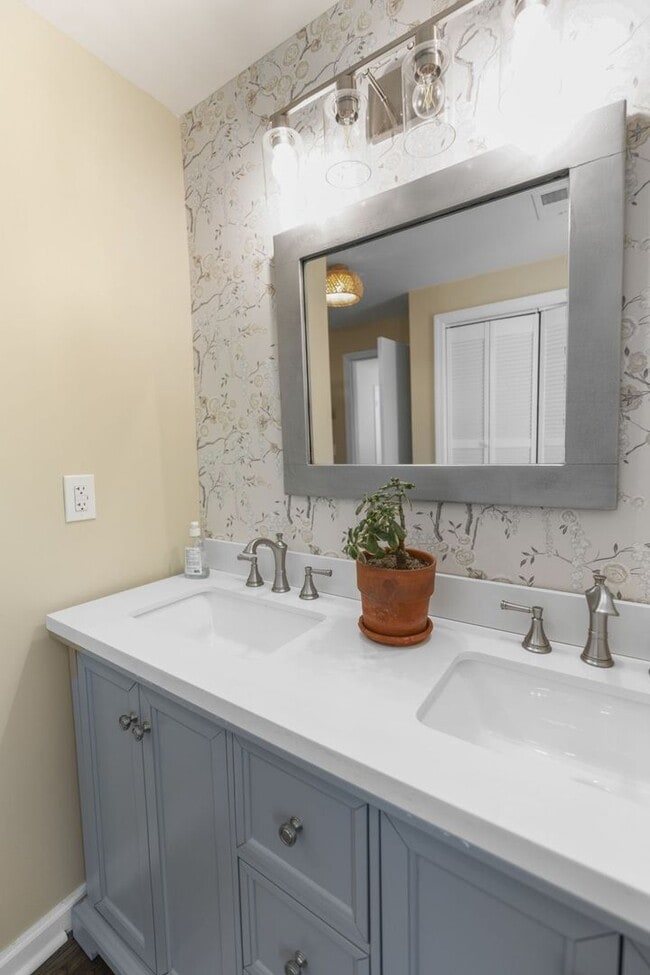 Building Photo - 3 Bedroom Furnished in Oldham County