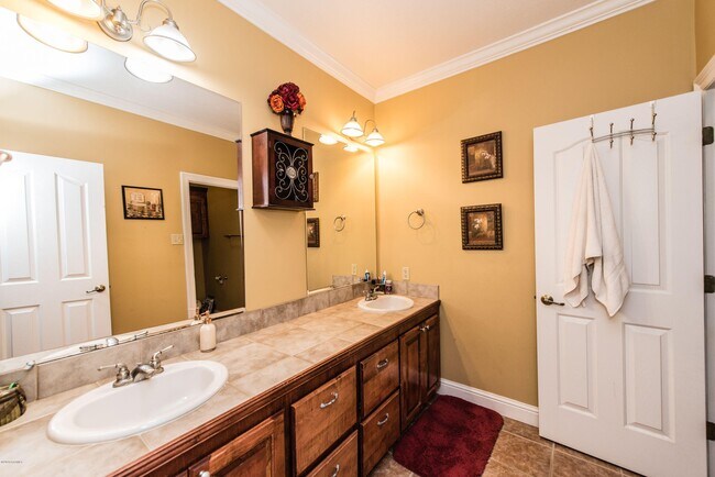 Building Photo - 1738 Red Bud Ln