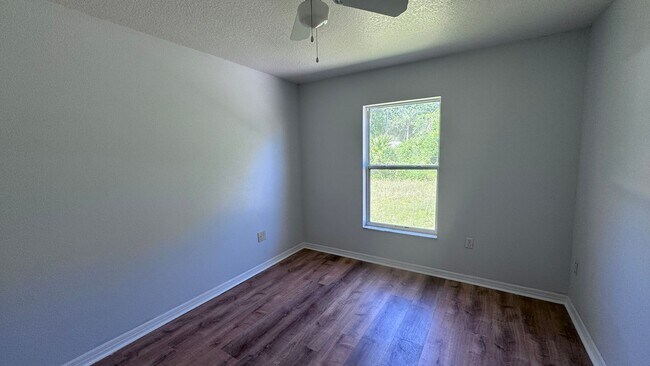 Building Photo - Cute 3/2 House with New Floors and Fresh P...