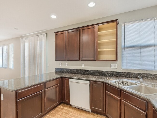 Building Photo - 5537 Ayers Cliff St