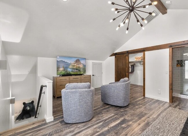 Building Photo - 4 Bed, 2 Bath, Fully Furnished, 2 Level Home, Fenced Yard