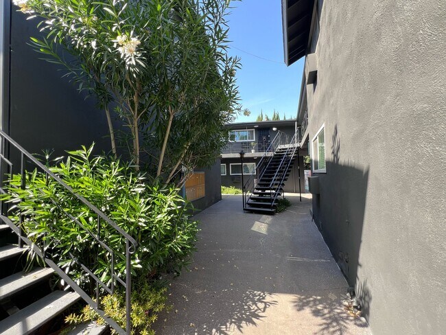 Building Photo - 15483 Moorpark St