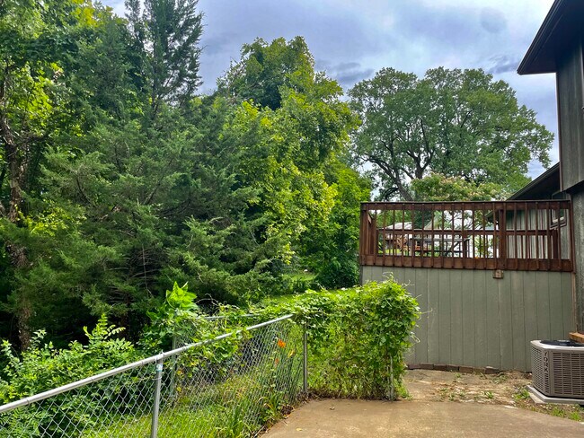 Building Photo - 318 NW Woodland Rd
