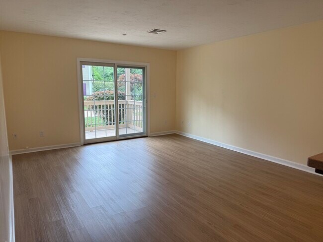 Building Photo - 215 Longmeadow Rd