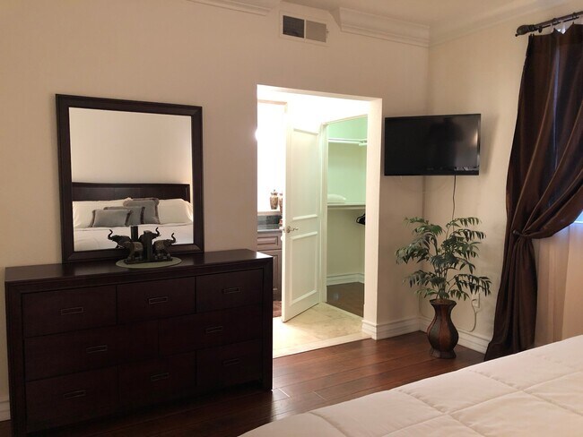Building Photo - Meridian Fully Furnished 2 Bd | 2 Ba Luxur...