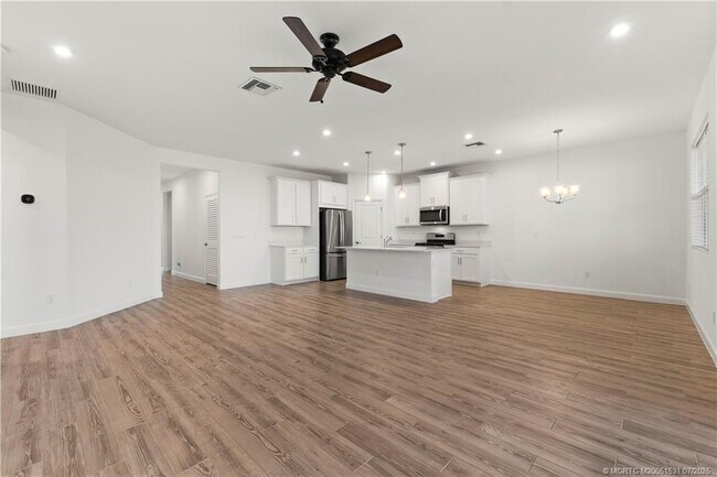 Building Photo - 14135 SW Safi Ter