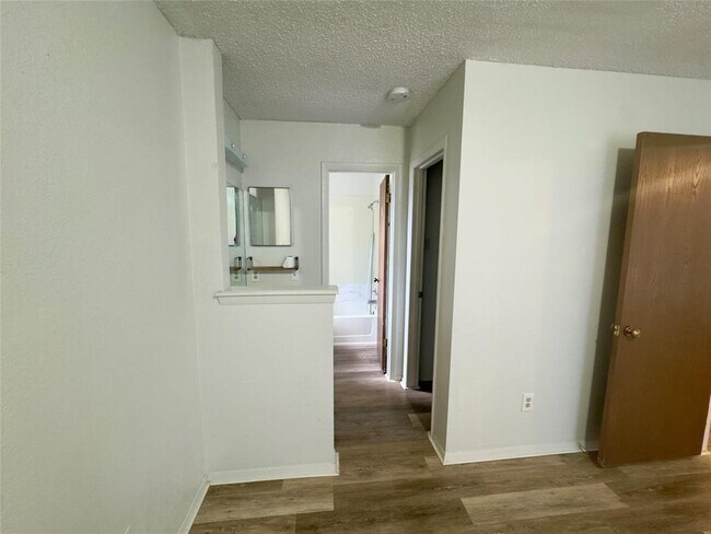 Building Photo - 112 S Mockingbird Ln