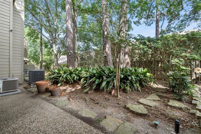 Building Photo - 9400 Doliver Dr