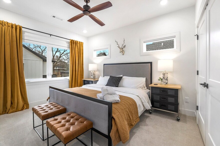 Building Photo - 109 NW Ozark Wy