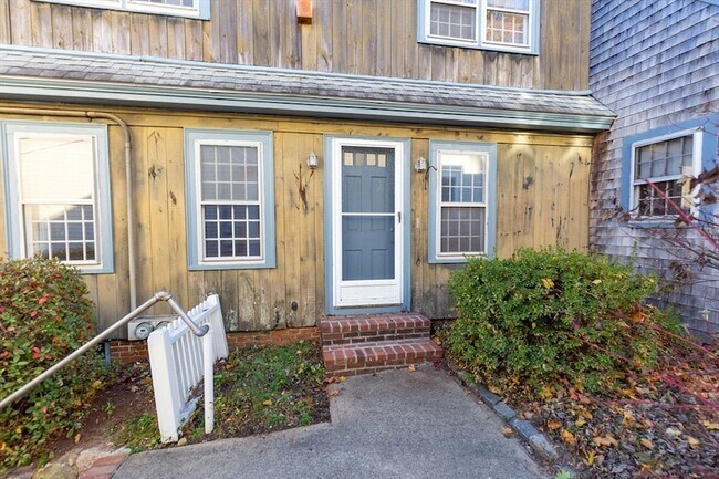 Building Photo - 129 1/2 Summer Street Unit