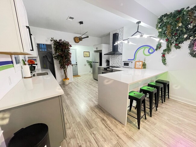 Building Photo - 2462 Hale Ave