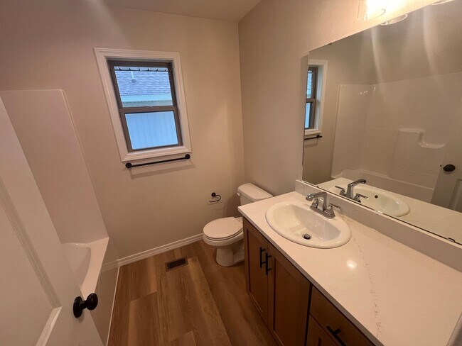 Building Photo - Beautiful, brand-new, 3-bedroom, 2-bath home in Nixa with a 3-car garage.