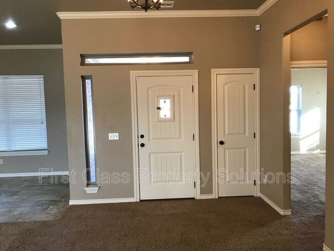 Building Photo - 1721 Sharon Dr