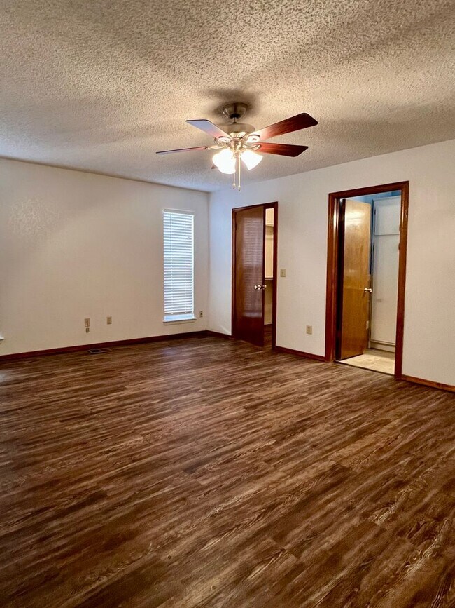 Building Photo - Spacious Home in Yukon- 3 bed, 2 ba, plus office space with built-in's