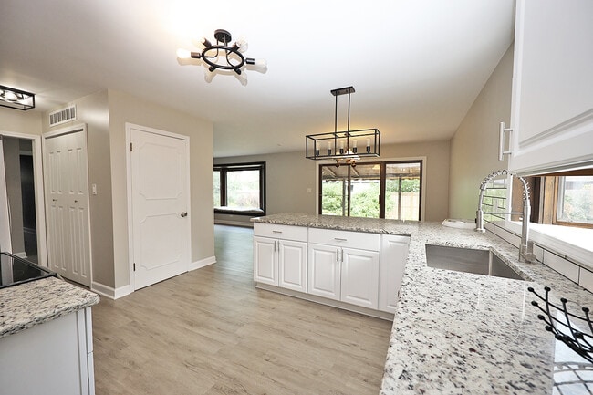 Building Photo - 661 Sycamore Dr