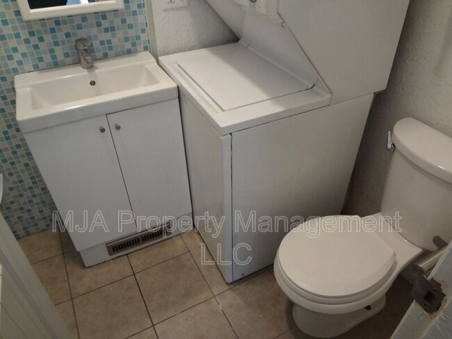 Building Photo - 1041 S 200 W