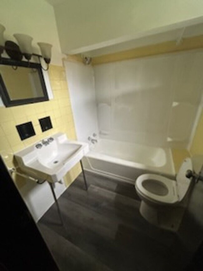 Building Photo - Newly Update 3 bedroom 1 bath house for re...