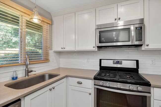 Building Photo - Live in One of Lake Oswego's Most Convenie...