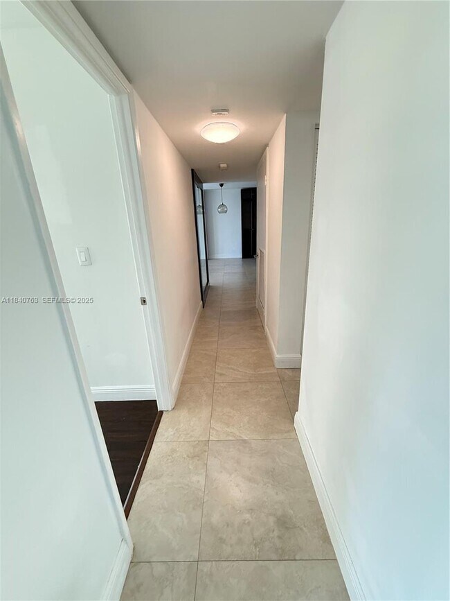 Building Photo - 600 NE 36th St