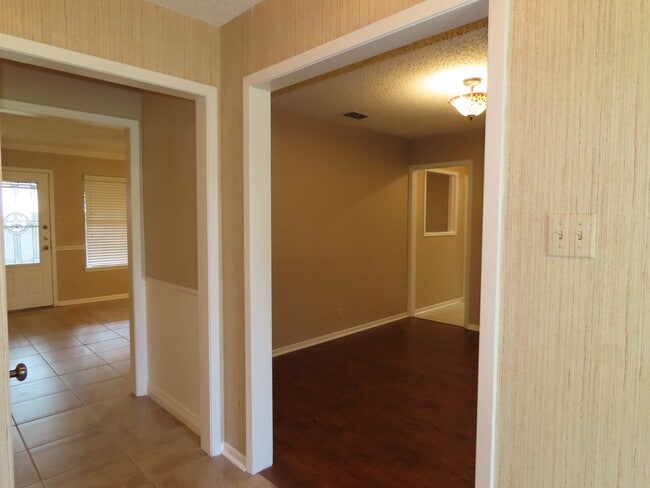 Building Photo - Gorgeous 3 Bedroom Home w/Workshop in Tyler!