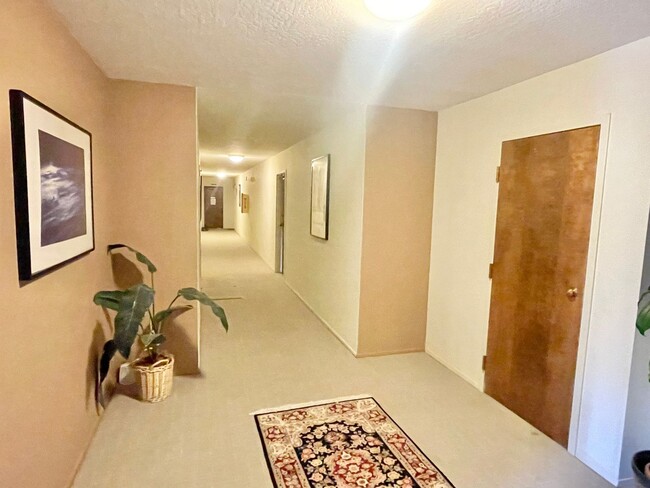 Building Photo - Light Filled, Pristine 1br/1Ba Condo w/Par...