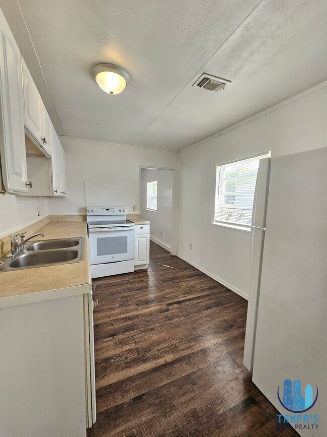 Building Photo - Spacious 3 Bedroom, 2 Bath home with a 2 CAR Carport near down St. Petersburg *Available Now*