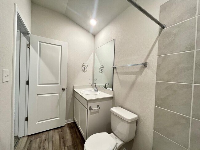 Building Photo - 408 Giorgio Moroder Dr