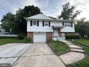 Building Photo - 3202 Cambridge Dr