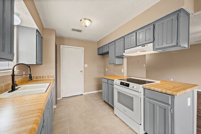 Building Photo - 6333 Scott Ct