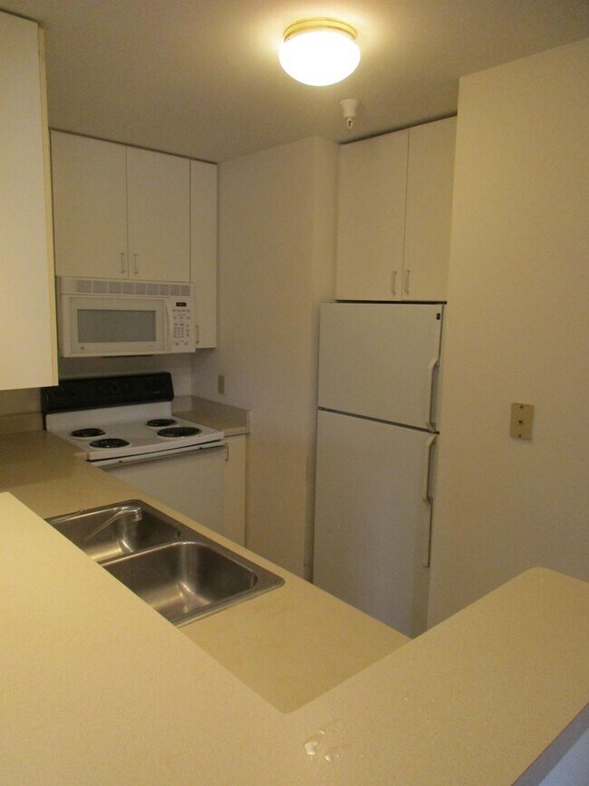 Building Photo - 3 Bedroom, 2 Bath