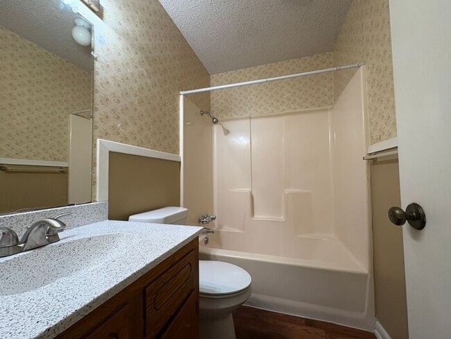 Building Photo - Available Now! Charming 2 Bed, 2 Bath Dupl...