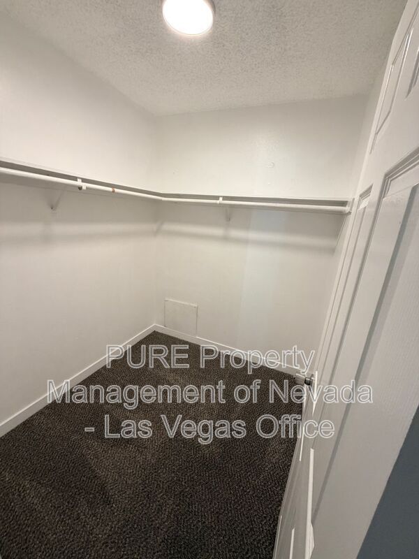 Building Photo - 1405 E Vegas Valley Dr