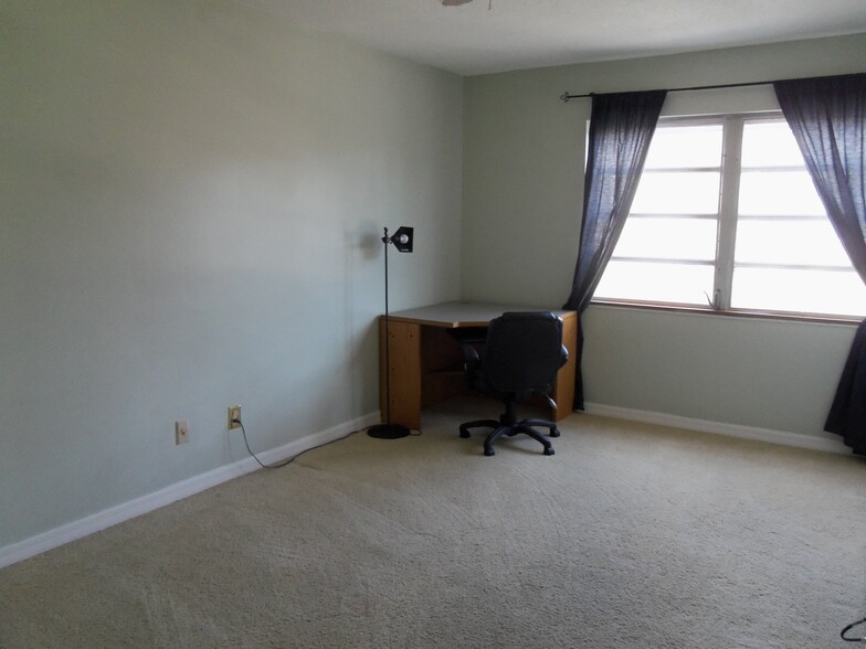 Building Photo - 1700 SW 16th Ct
