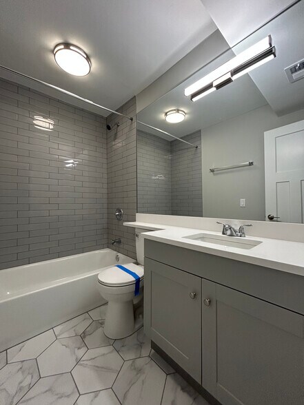 Building Photo - 1214 N La Salle Dr