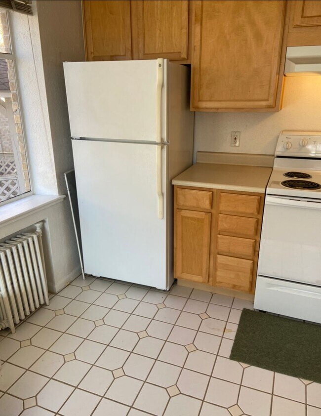 Building Photo - Available April 1 - 1 Bed/1 Bath Lindsley Park Condo